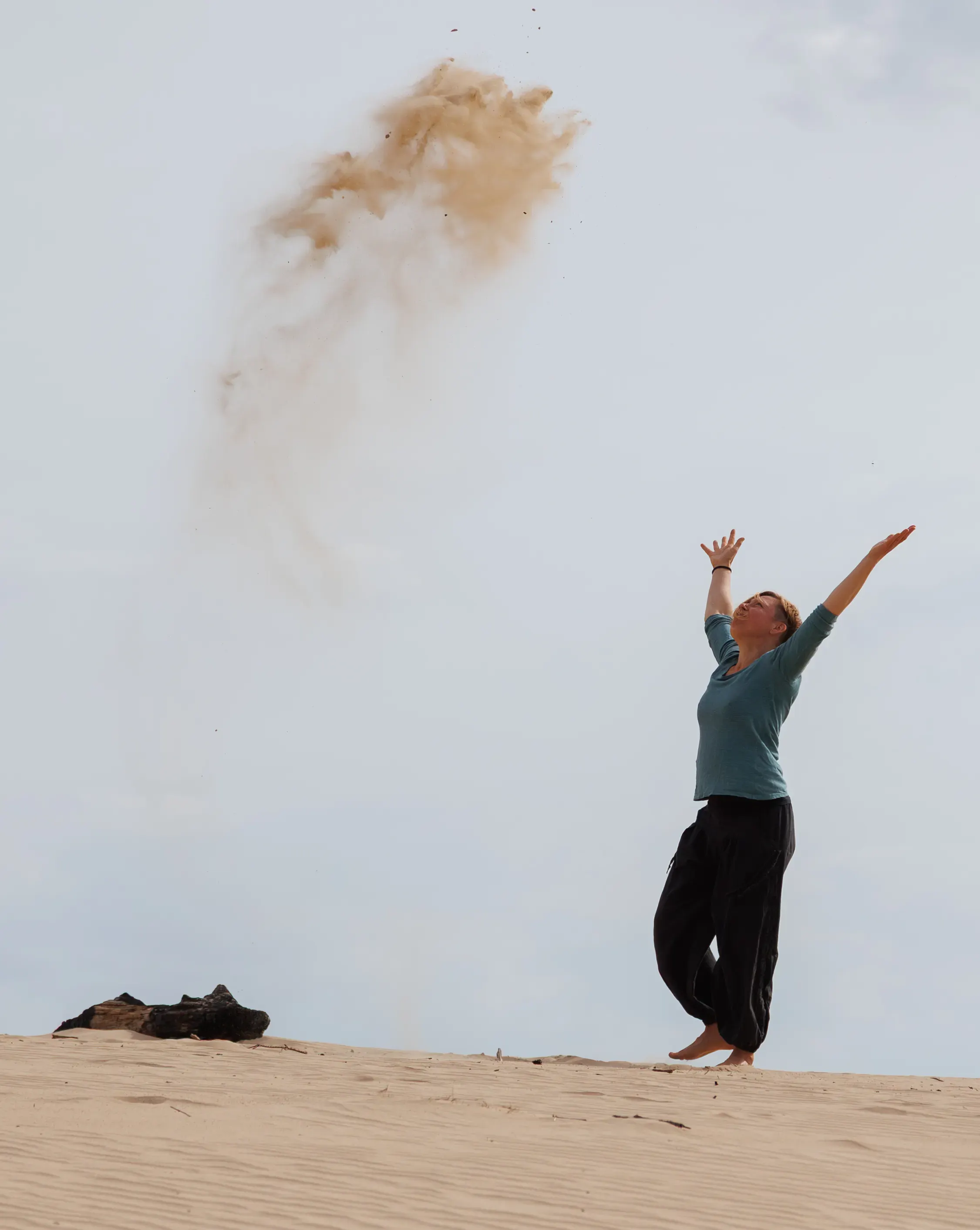 ingrid gooit vol energie zand omhoog