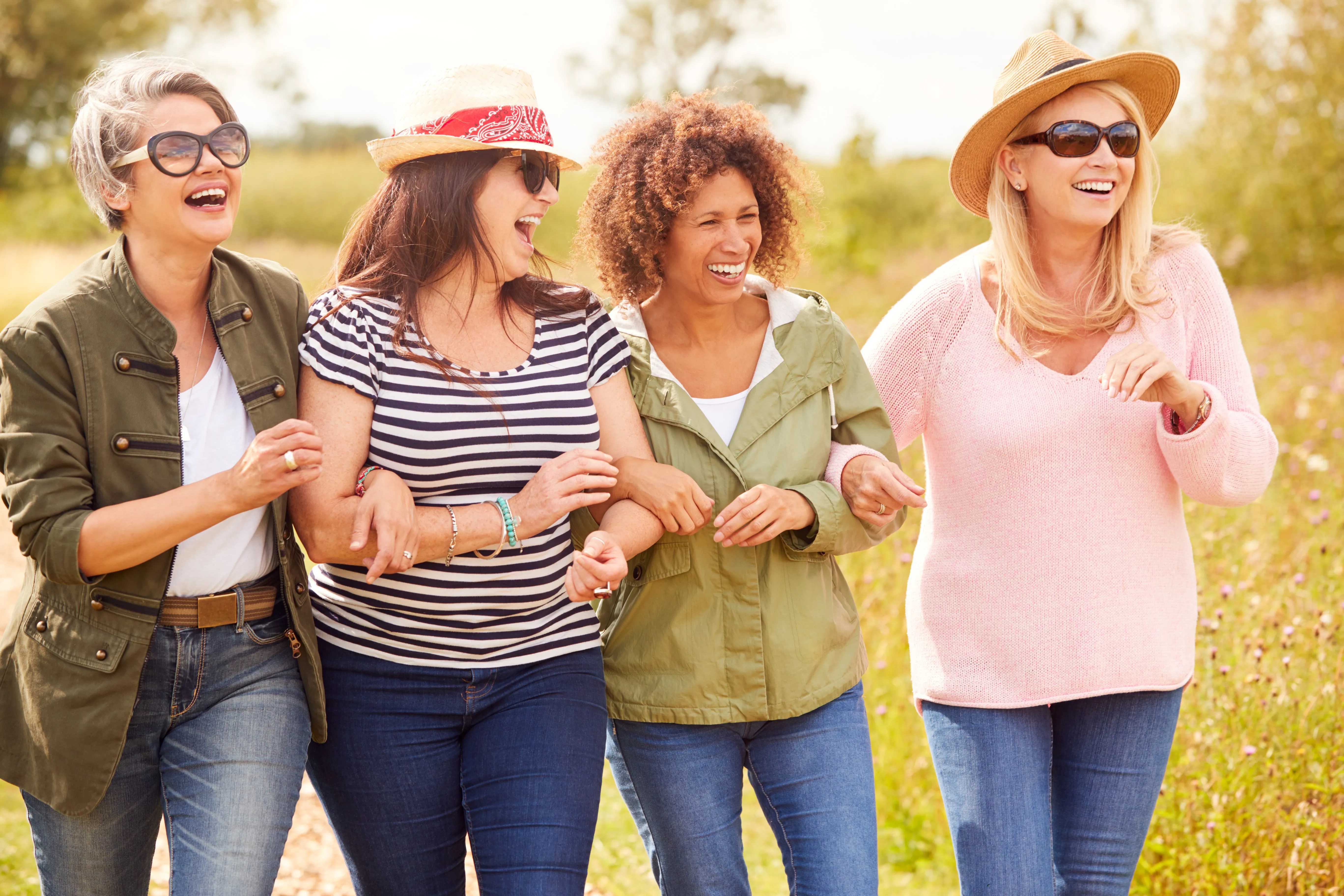 Frauen, Natur, Spass, Lachen, Hut, Sonnenbrille, Community, Gemeinschaft