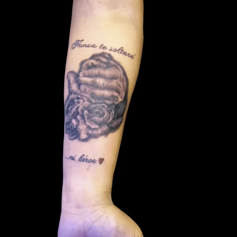 Imagen pequeña redonda como reseña que muestra un tatuaje de un bujo en un brazo