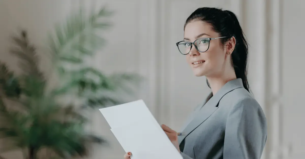 mujer reflexionando y entendiendo sobre las consecuencias de la procrastinación