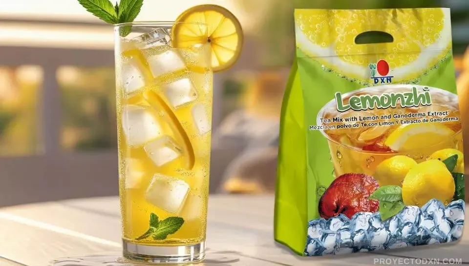 Un vaso refrescante de Lemonzhi de DXN con hielo y limón, la bebida saludable para una hidratación revitalizante.