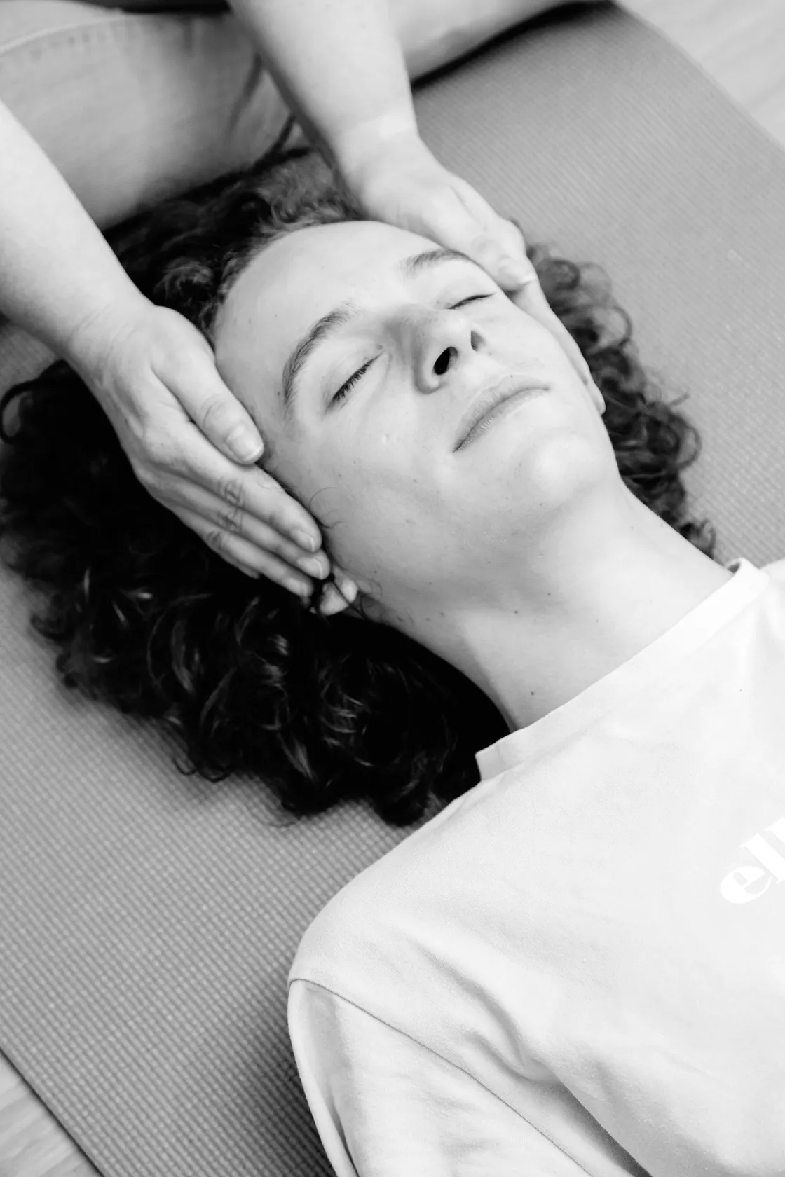 Nanneke laat een handpositie zien tijdens een Reiki cursus