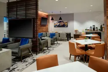 Kansas City Airport Marriott M Club Lounge