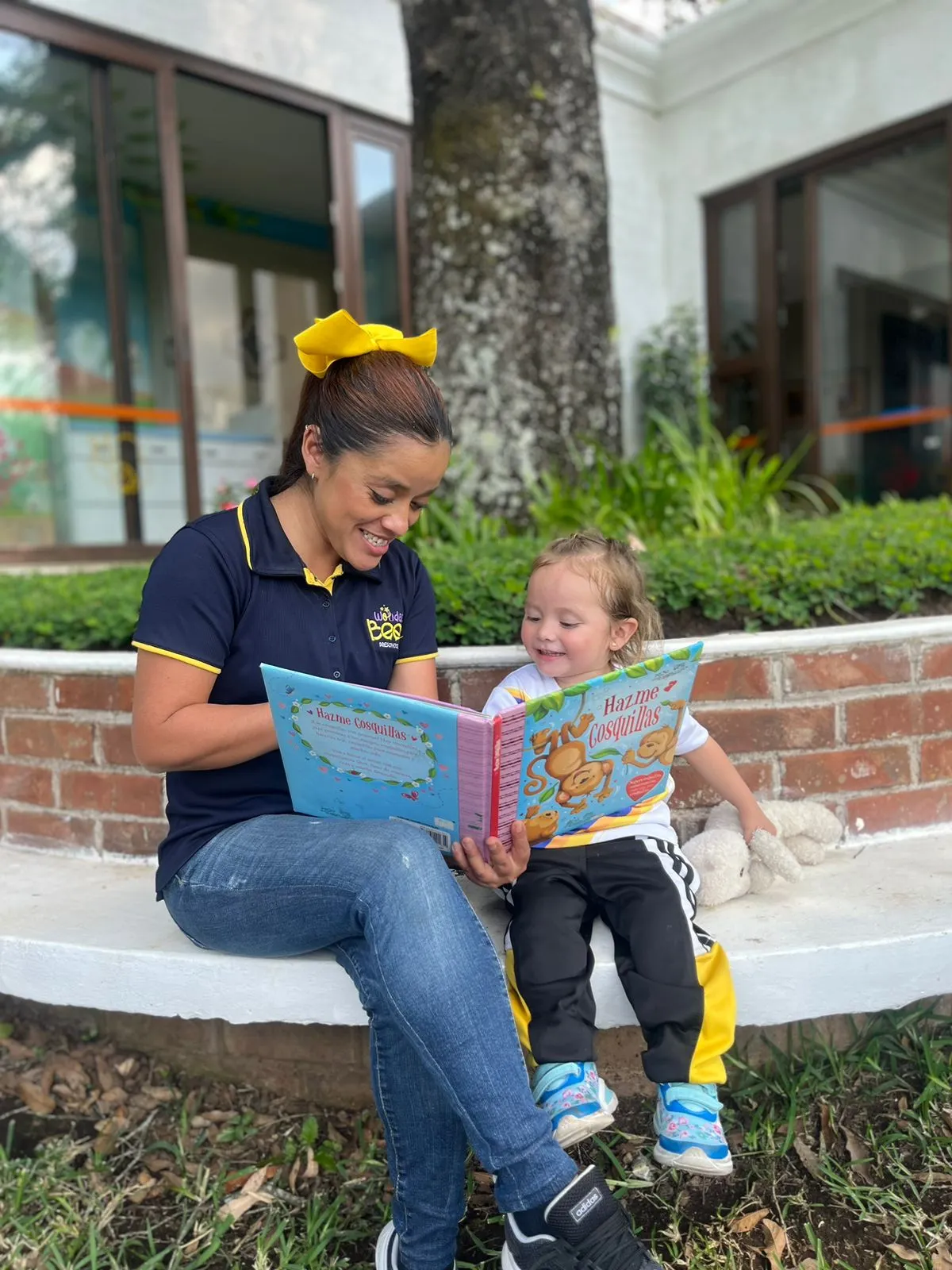 Maestra leyendo cuenta WonderBees Preschool Cayalá zona 16