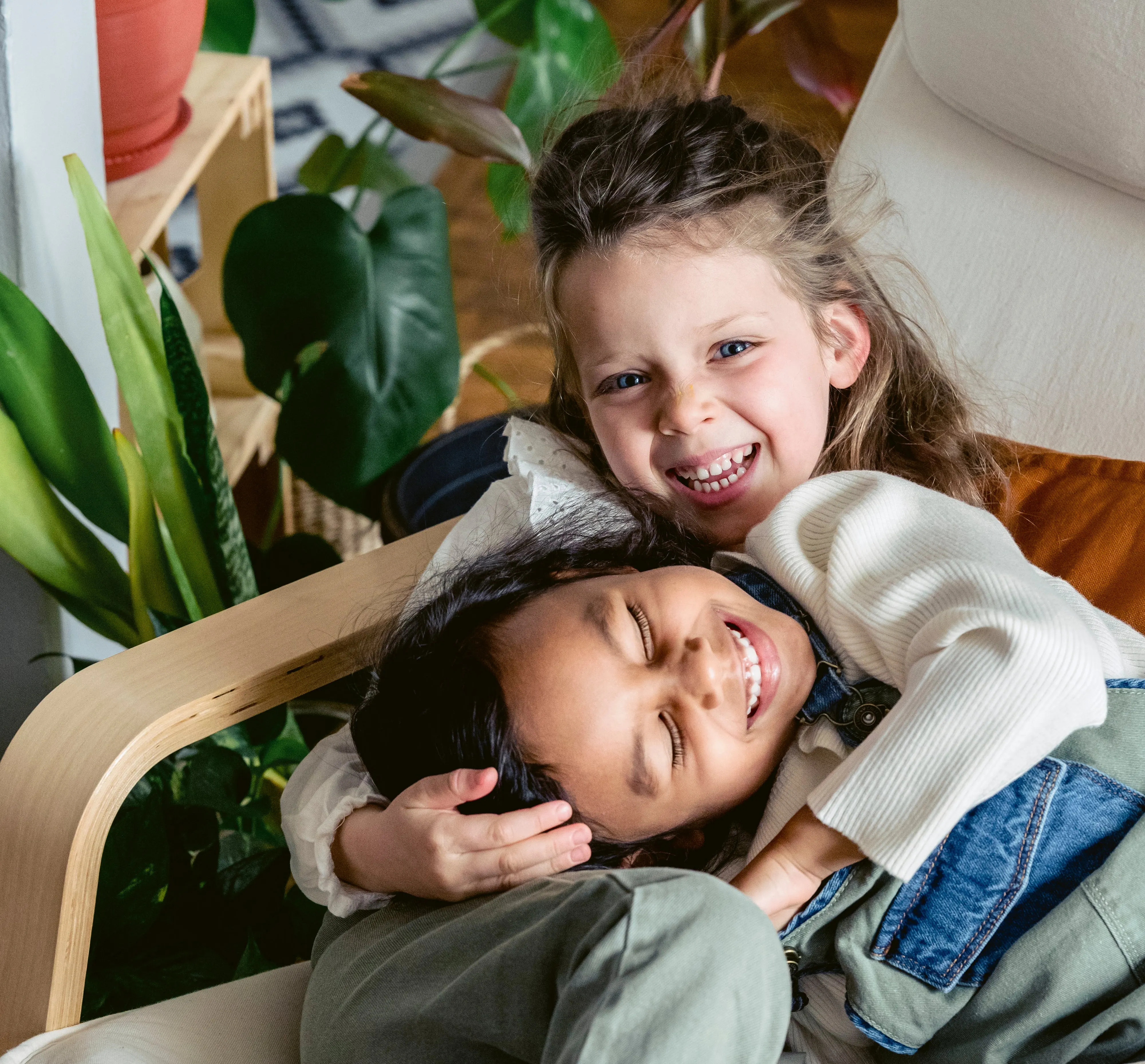 girl best friends hugging