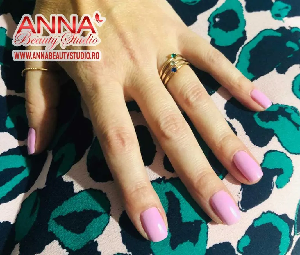 manichiura semipermanenta roz annabeautystudio.ro