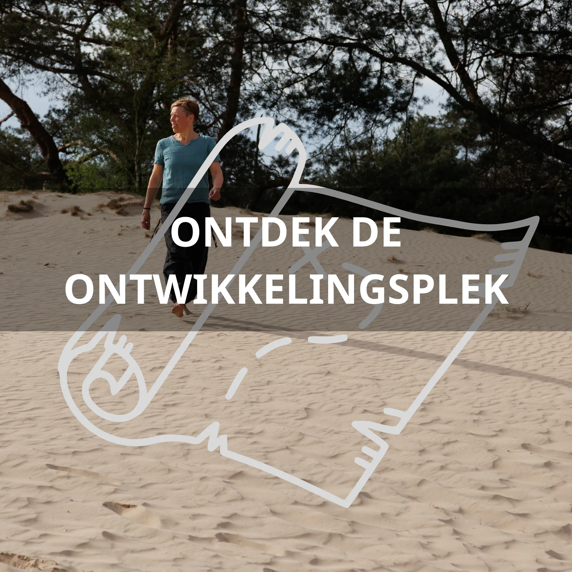 Ingrid wandelt over het zand met bomen op de achtergrond, met plattegrond en tekst Ontdek De Ontwikkelingsplek 
