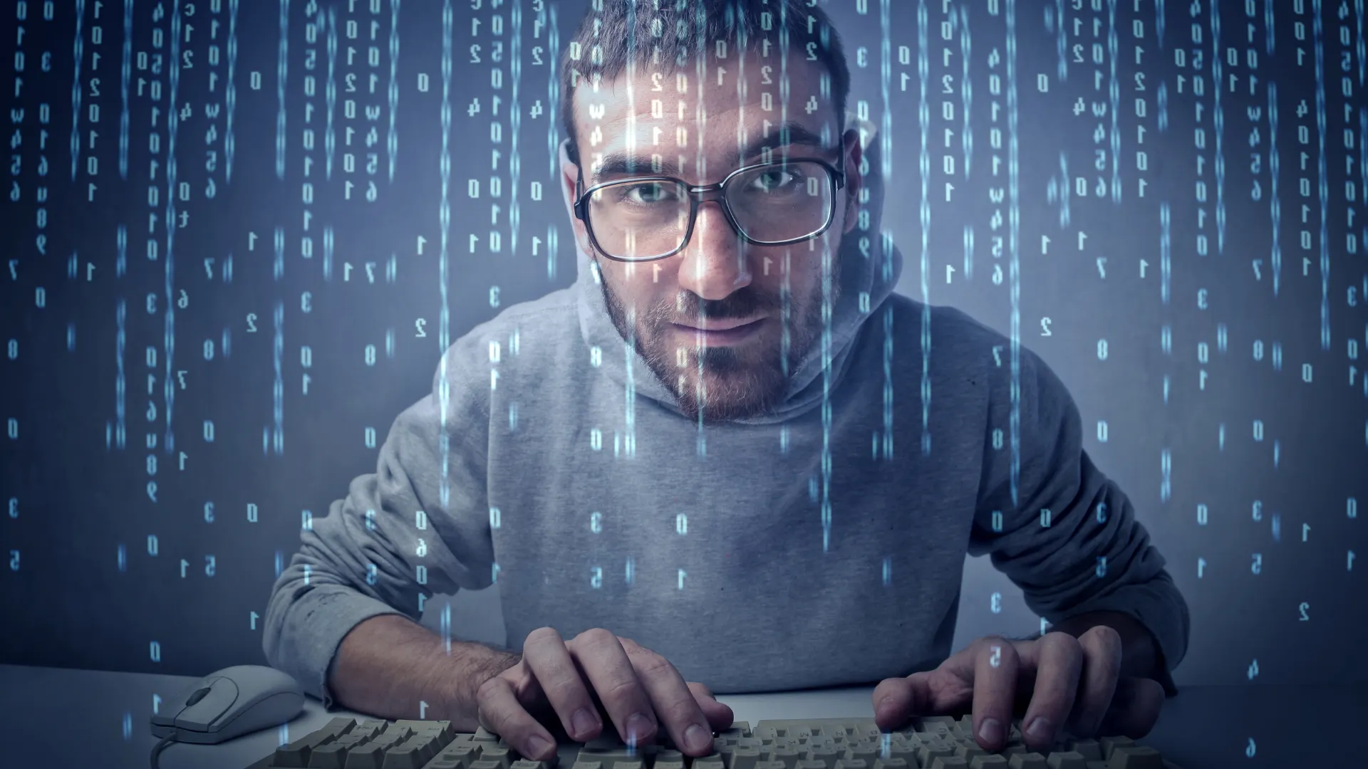 Transformación mental digital: profesional reflexivo con código superpuesto mostrando la dualidad entre mentalidad analógica y digital