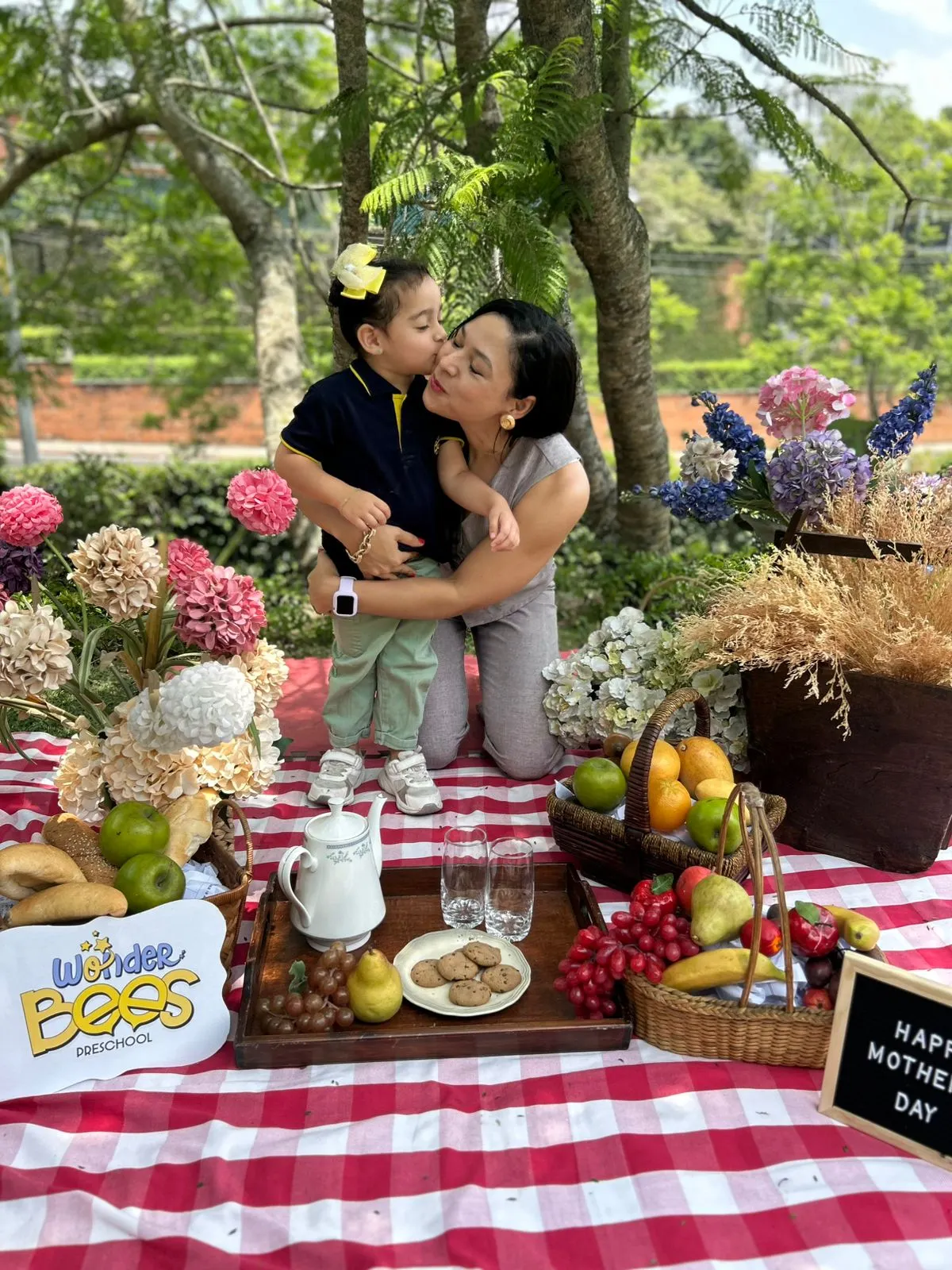 Niños y mamás compartiendo en el Día de la Madre en WonderBees Zona 16