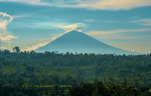 Mount-Agung-Bali-Indonesia-Free-Bali-hotels-stays-640x406