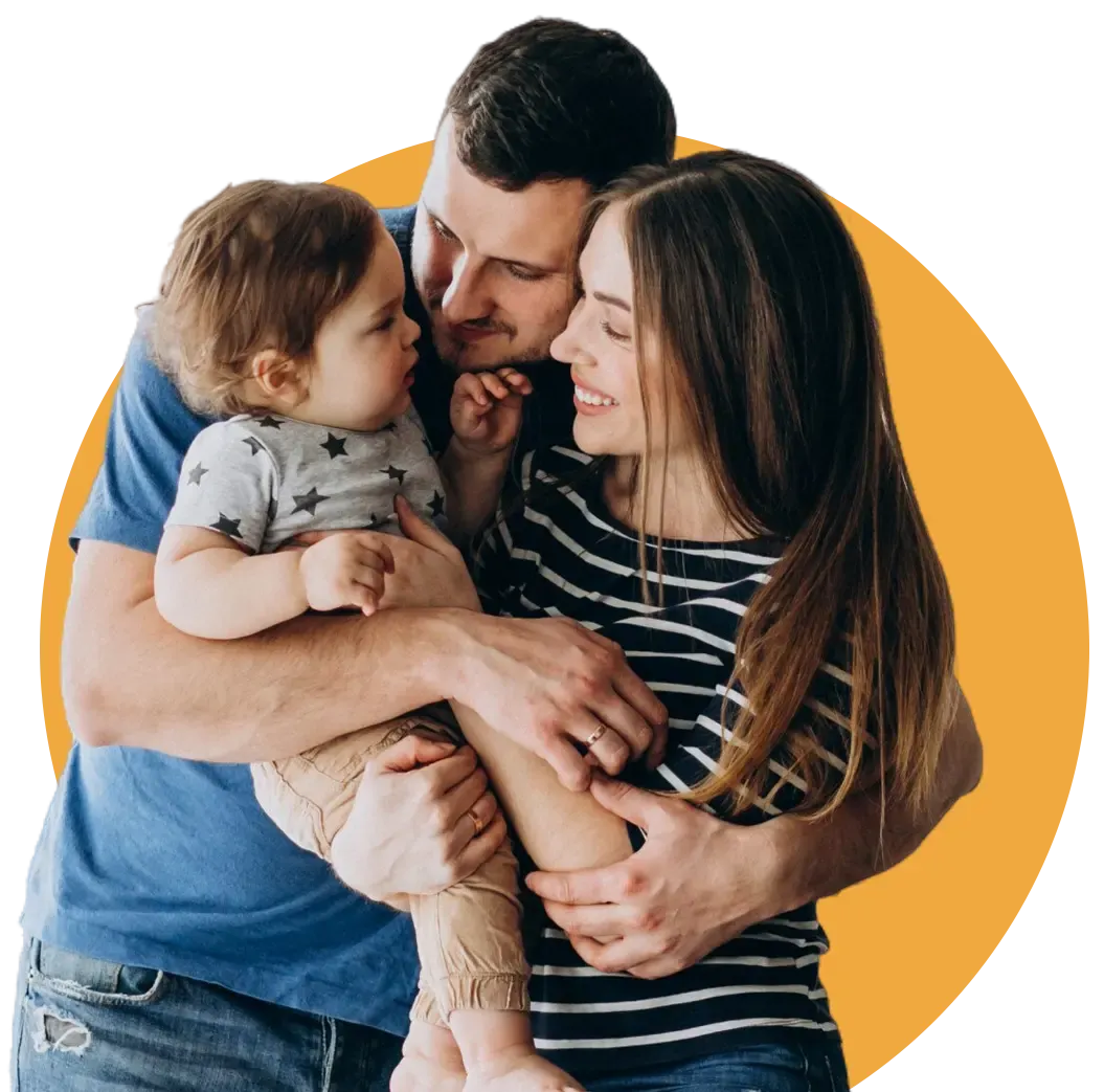 Família sorridente com círculo vermelho atrás