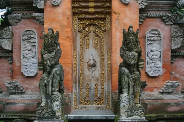 door-between2-statues--Bali-Indonesia-Free-Bali-Hotel-Stays -640x427