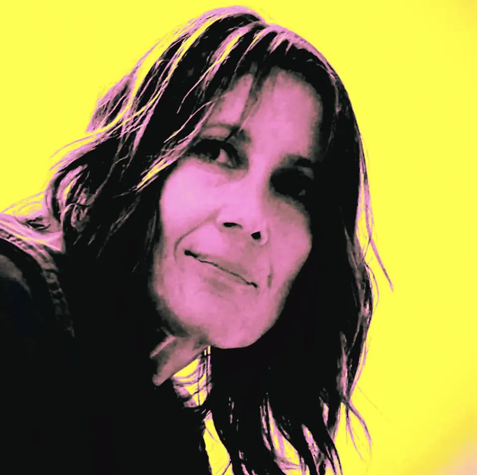 donna dery - yellow background portrait