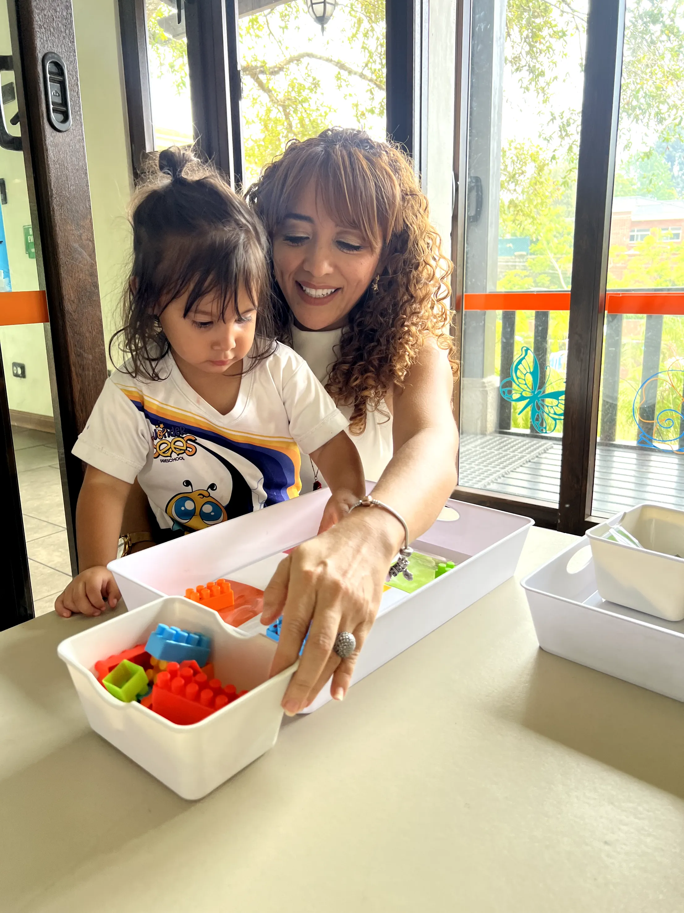 Directora de WonderBees enseñando a los niños, Cayalá zona 16