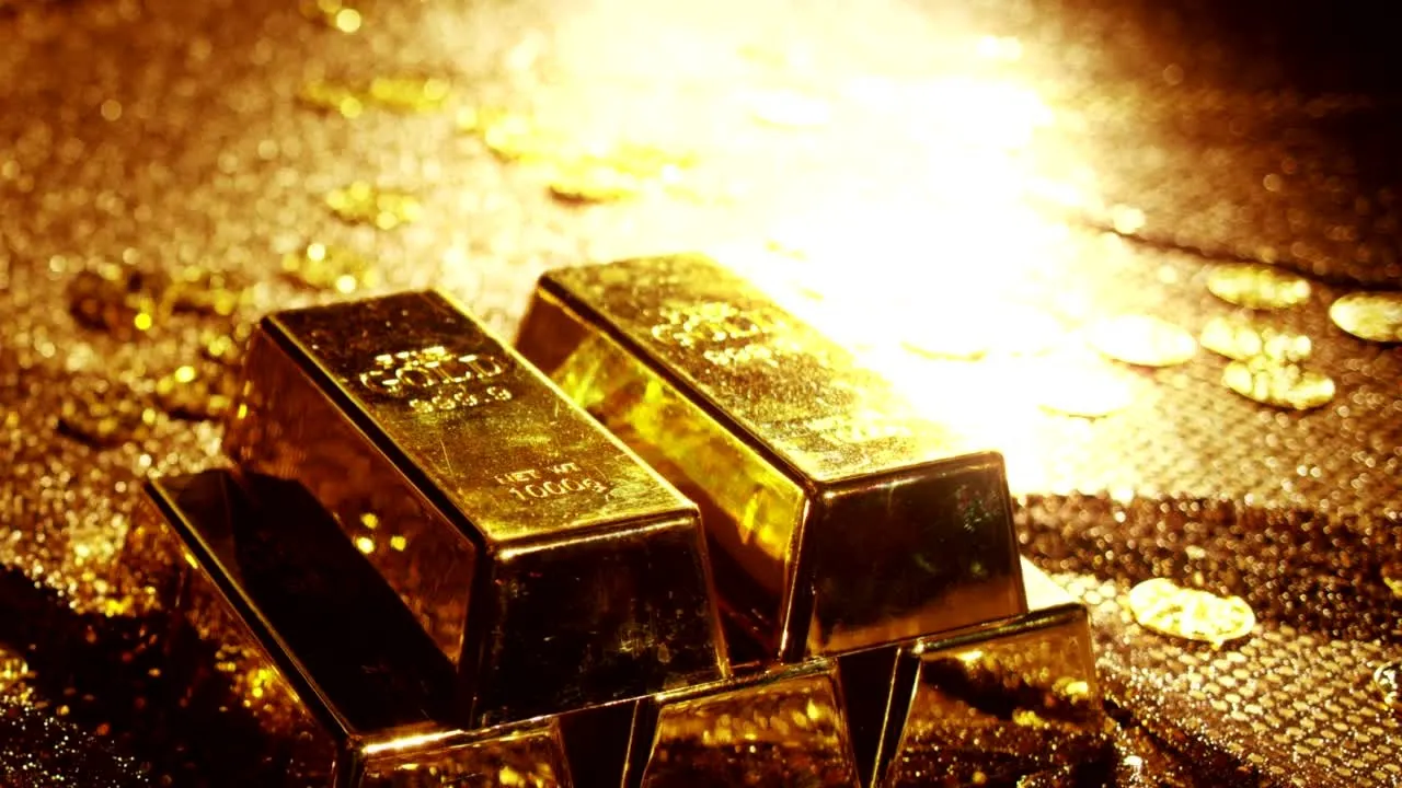 Hand stapelt Goldbarren