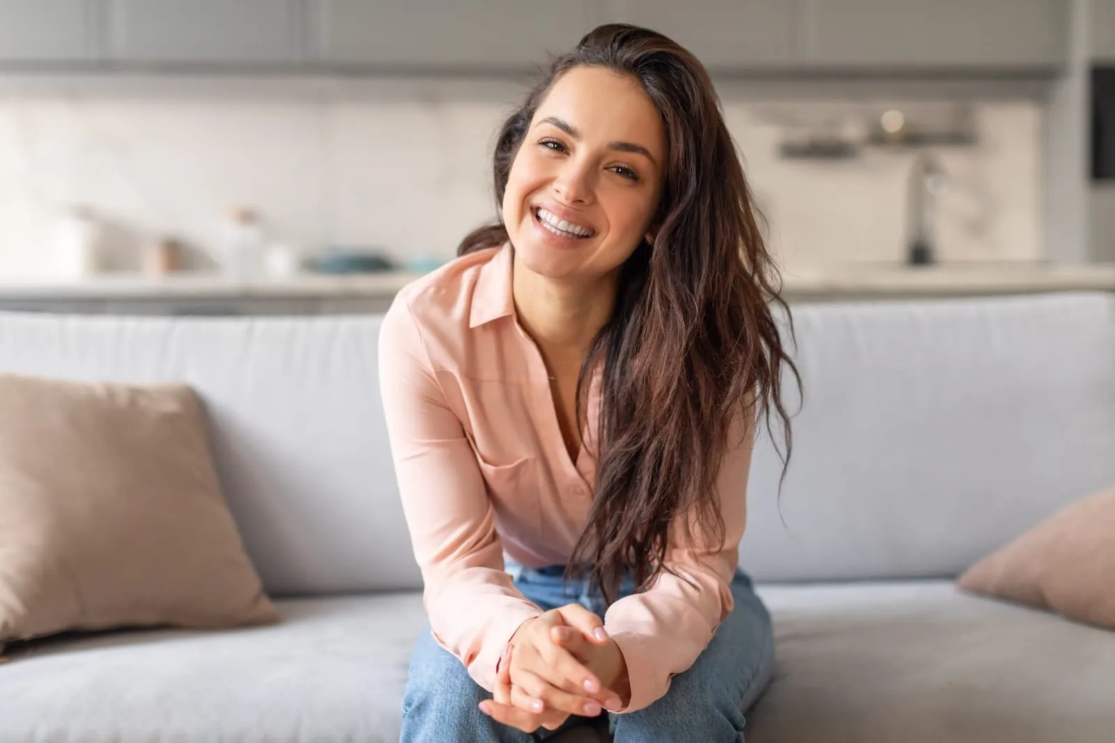 fotografia-de-mujer-feliz-sentada-en-un-sillon