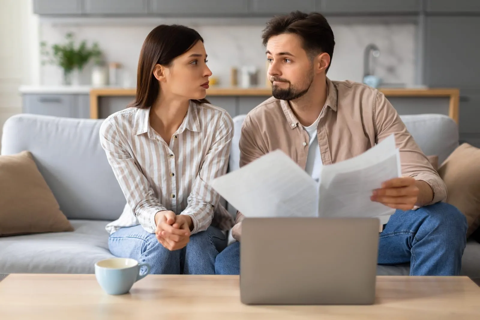 imagen-de-pareja-preocupada-analizando-finanzas-frente-a-la-computadora