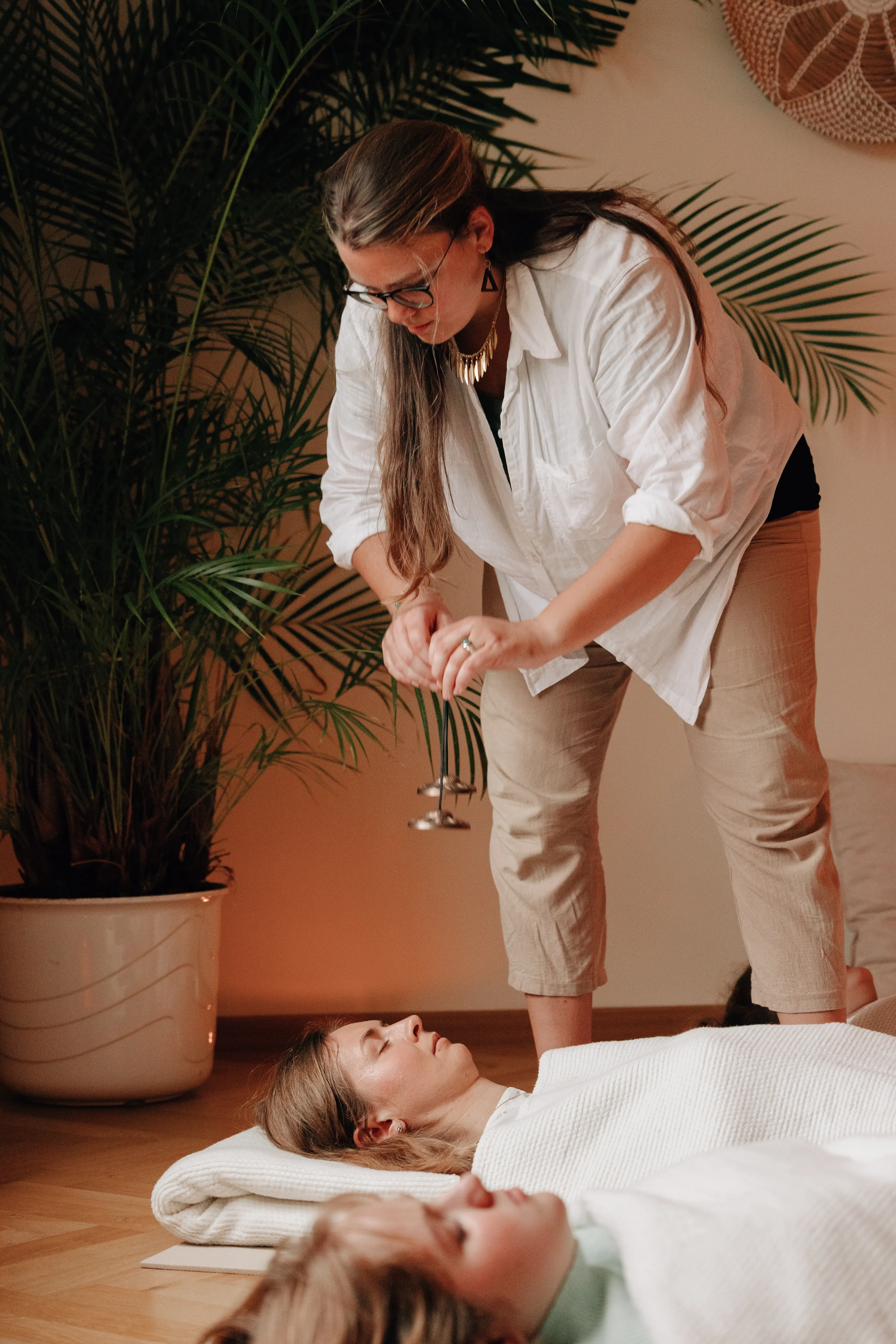 Anika gibt ein Sound Bath