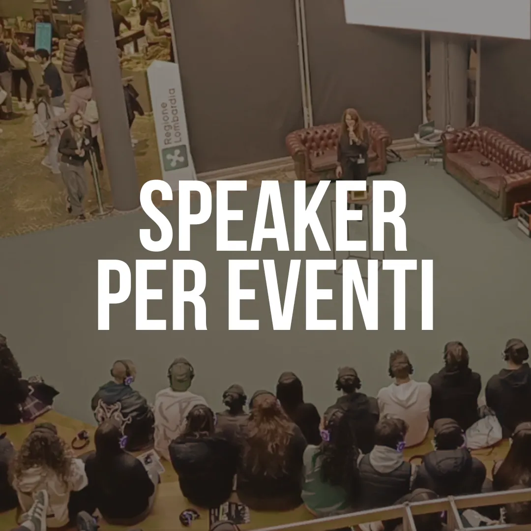 una platea di giovani ascolta la speaker dell'evento dedicato all'orientamento lavorativo post diploma.