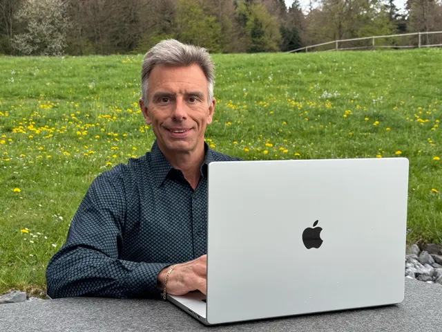 Michael Reinmann draussen vor Mac Zoom Call