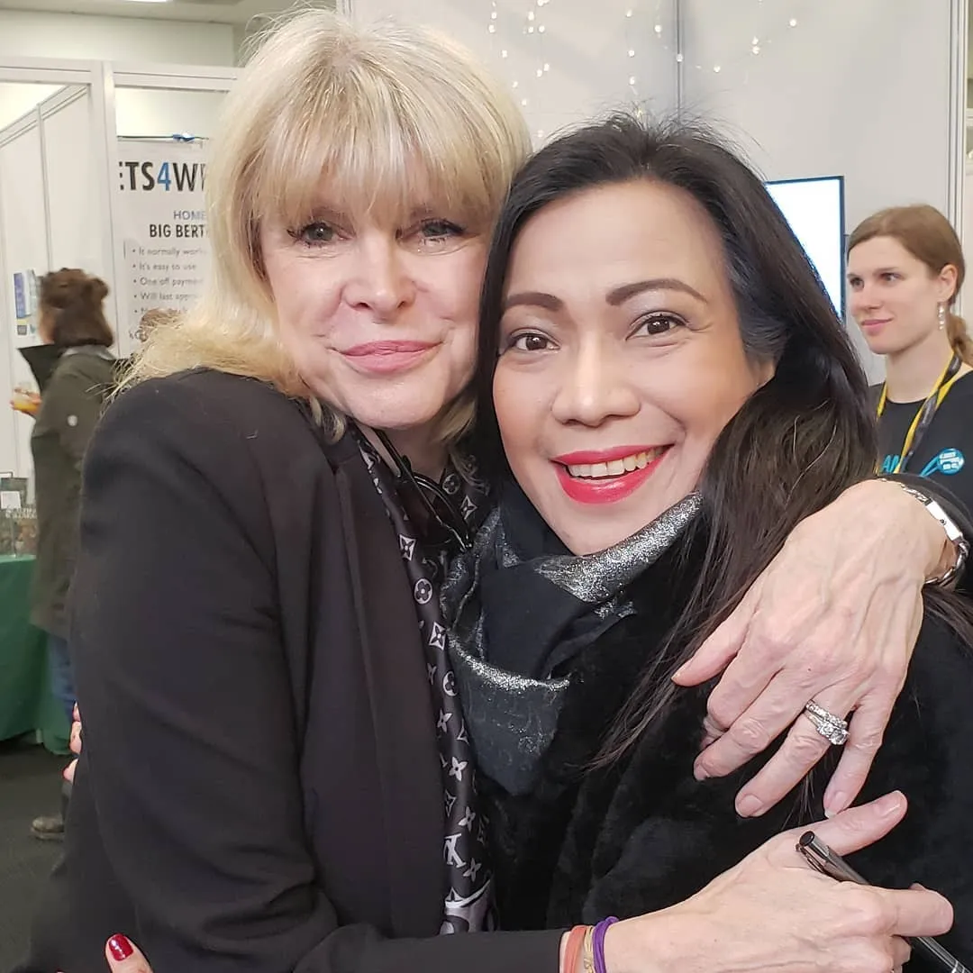 Marisa Peer presenting her The Rules of a Successful Mind and Rapid Transformational Hypnotherapy for Abundance Quest and Uncompromised Life Quest at the Get Well Show London event 2018