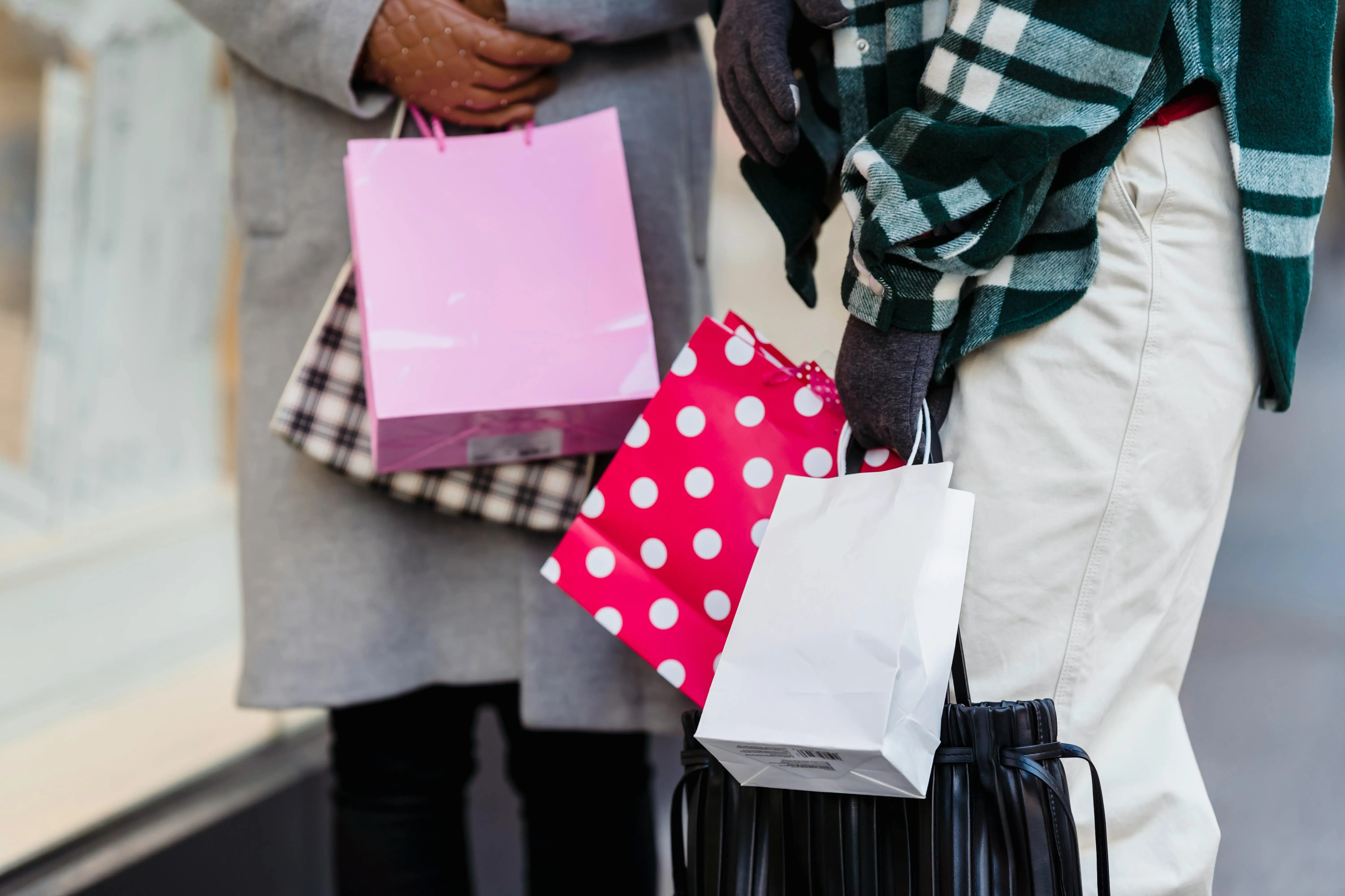 2 customers with bags