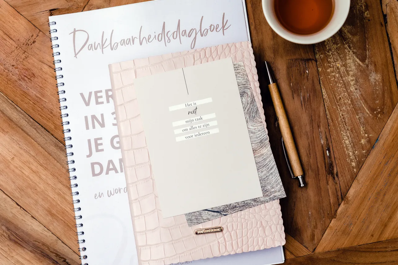 Dankbaarheidsdagboek en notitieboekje met pen