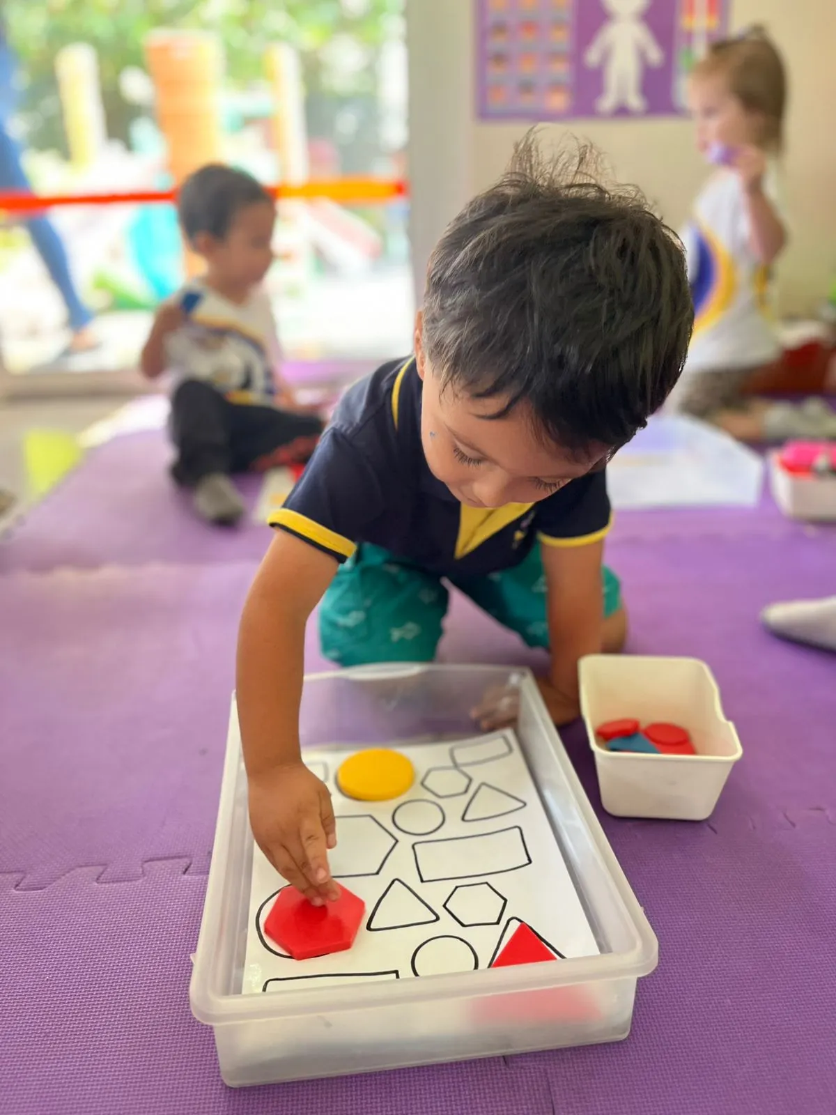 niño aprendiendo habilidades método Montessori en Colegio WonderBees Preschool, Cayalá zona 16