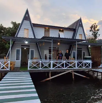 The Hake's Cottage Backyard-01