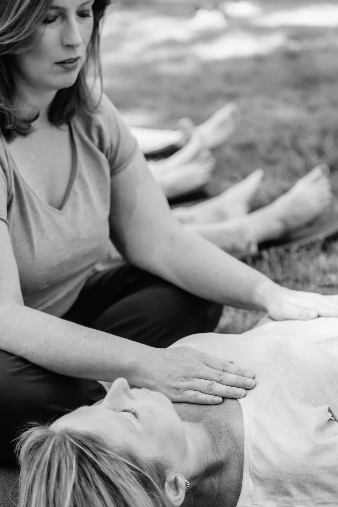Nanneke laat een handpositie zien tijdens een Reiki cursus