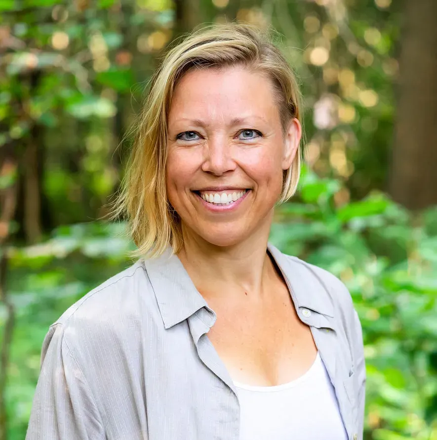 Ingrid staat kijkt lachend in de camera