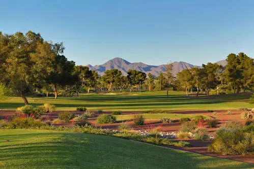 Experience golfing paradise at the scenic Palm Course of McCormick Ranch Golf Club. There are over 100 courses within 1 hour from our villa.