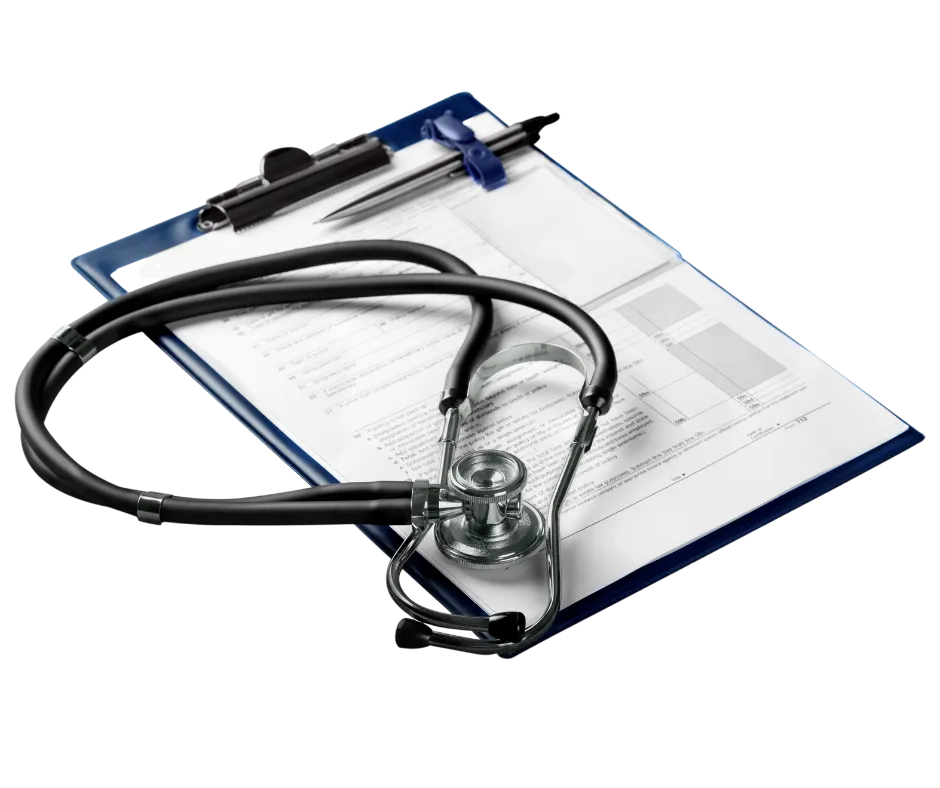 estetoscópio e caneta em cima de uma prancheta contendo informações de saúde