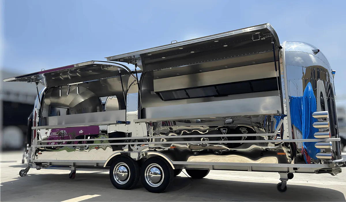 Airstream gastrotrailer 700 cm – veľkokapacitný foodtrailer pre flotily, vnútro 680×200×200 cm, COC