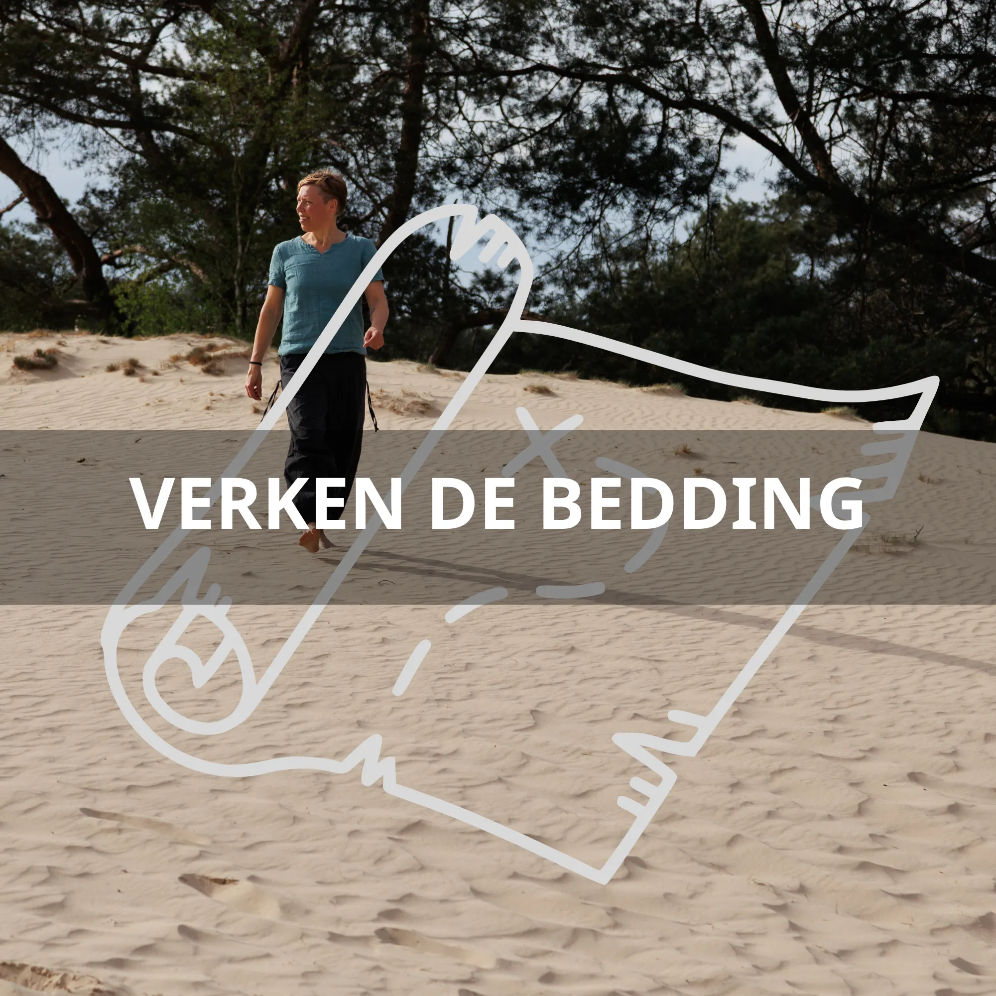 Ingrid wandelt over het zand met bomen op de achtergrond, met plattegrond en tekst Verken De Bedding