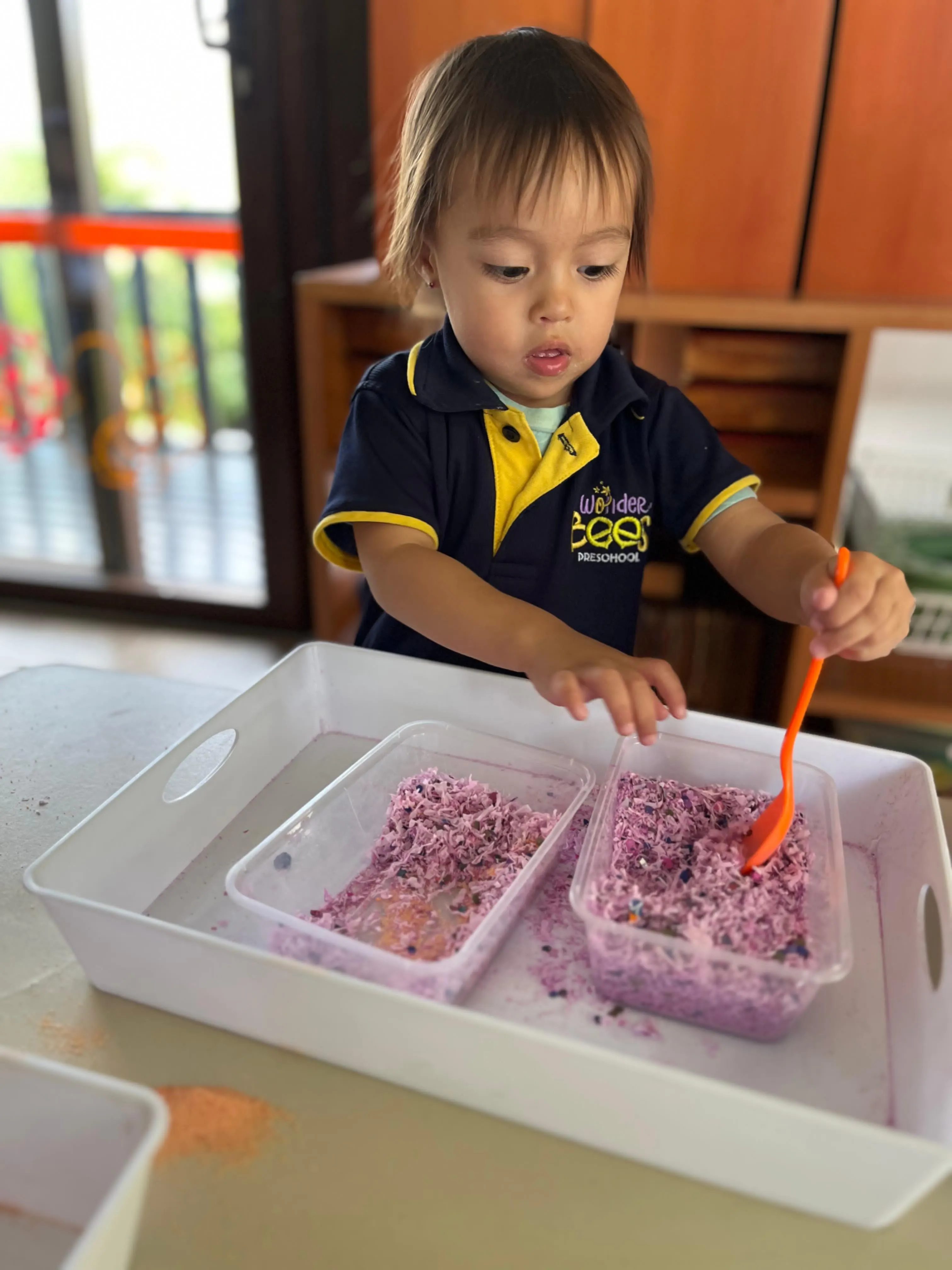 Niños aprendiendo matemáticas con Método Montessori en Colegio WonderBees Preschool, Cayalá zona 16
