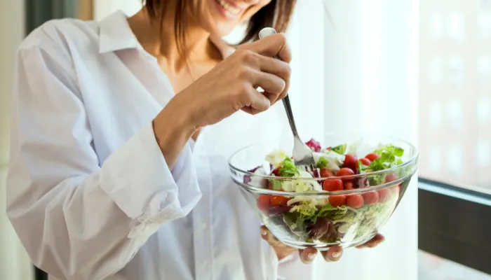Mindset and mom life - a mom eating a healthy meal