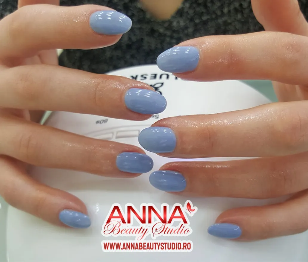 manichiura semipermanenta albastra annabeautystudio.ro