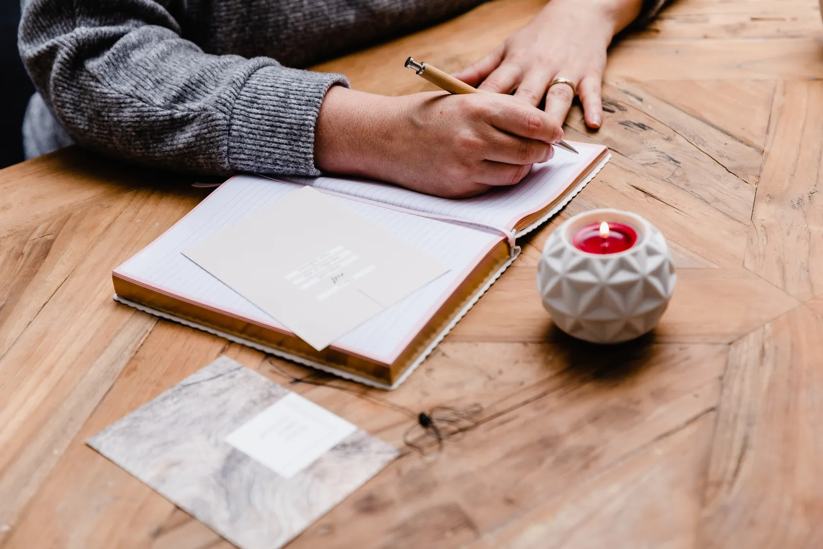 Nanneke schrijft in een journal en gebruikt de gratis 30 journaling prompts
