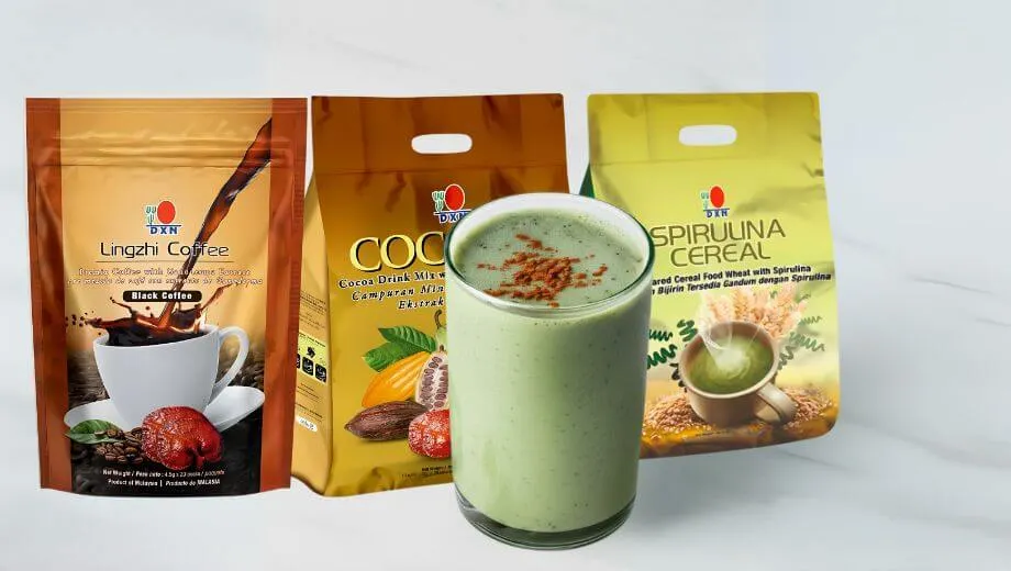 Vaso de batido saludable con productos DXN como Espirulina y Cocozhi para apoyar la salud digestiva.