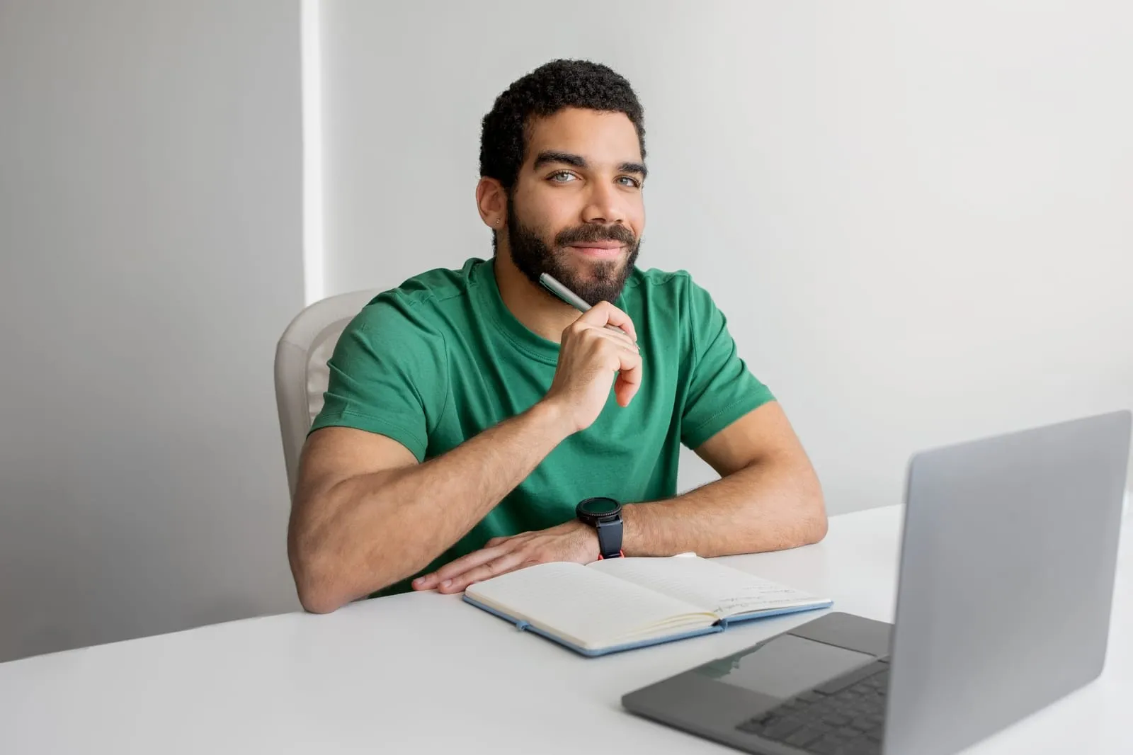 foto-de-hombre-trabajando-frente-a-computadora