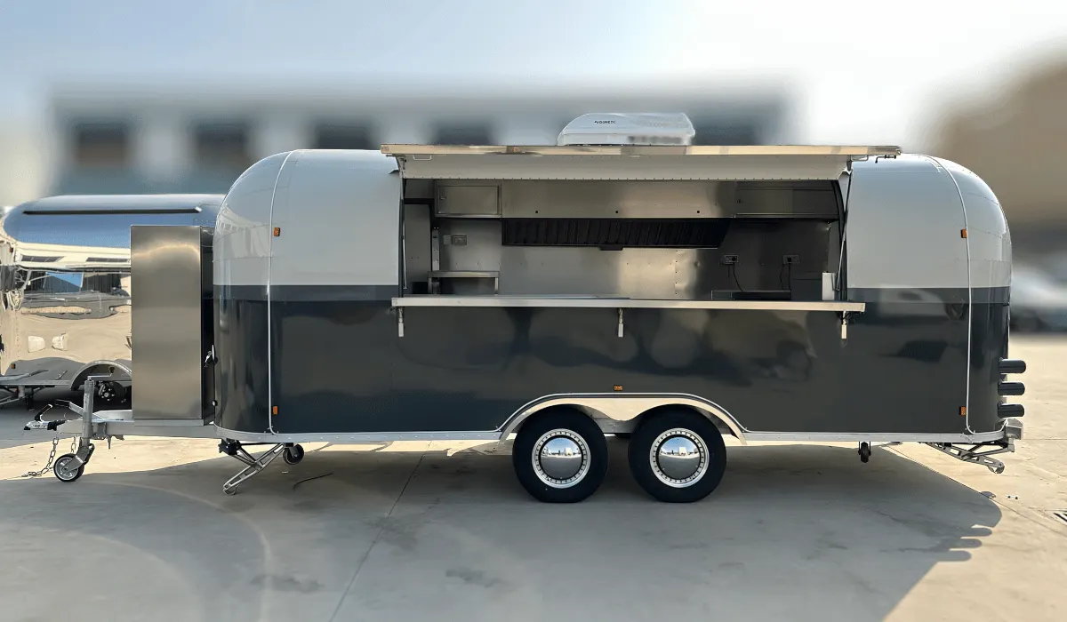 Airstream gastrotrailer 600 cm – dvojnápravový foodtrailer pre franšízy, vnútro 580×200×200 cm, COC