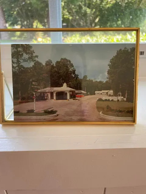 Photo of the Rochambeau Motel prior to the Schiavone family restoration