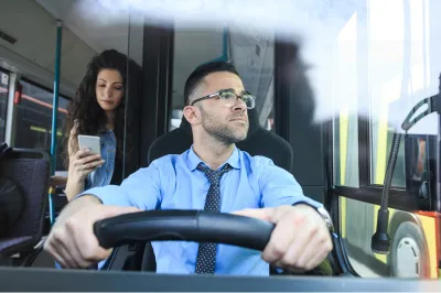 Conductor concentrato en la conduccion de su autobús