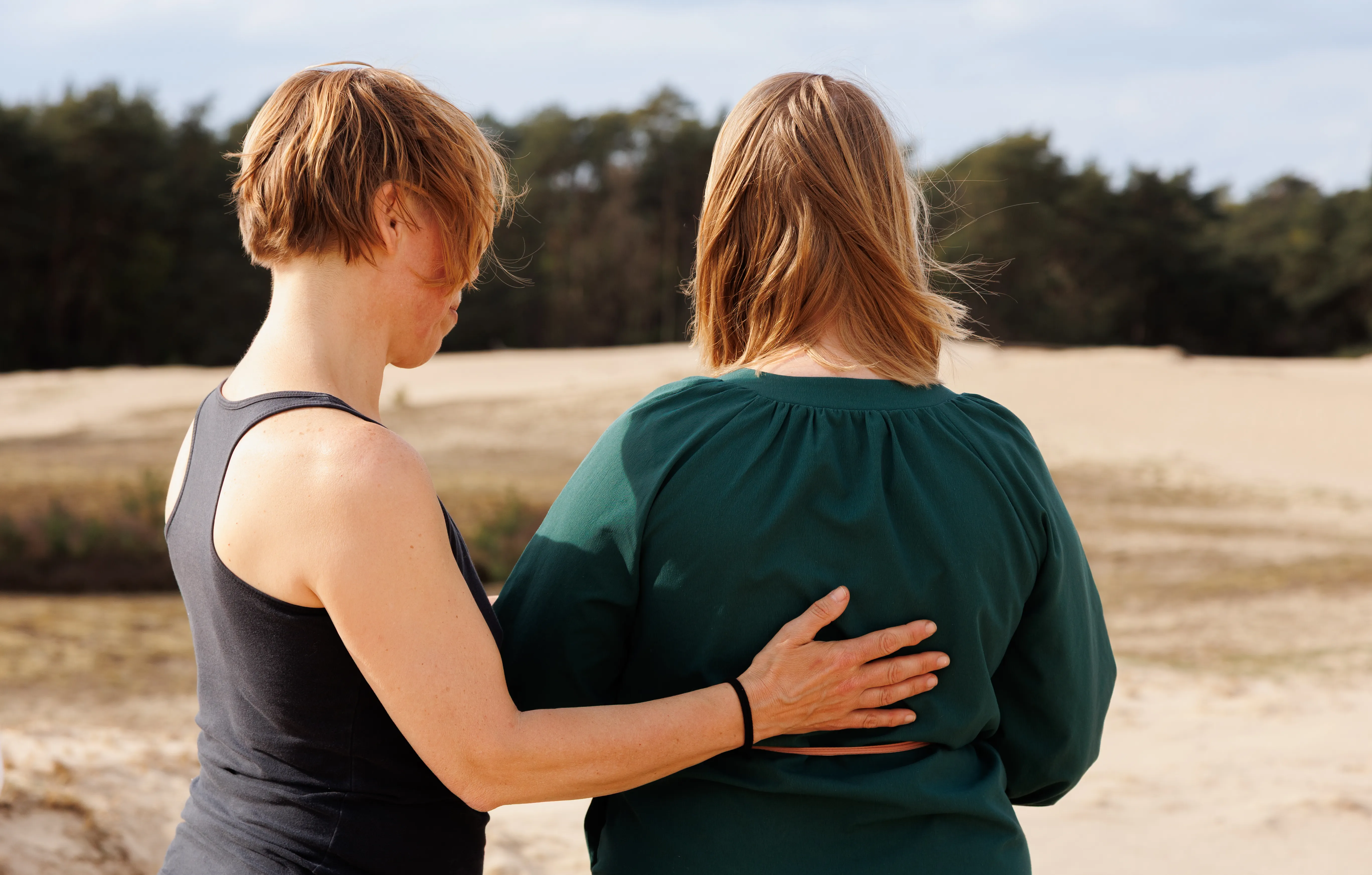 Ingrid met hand op rug van een vrou