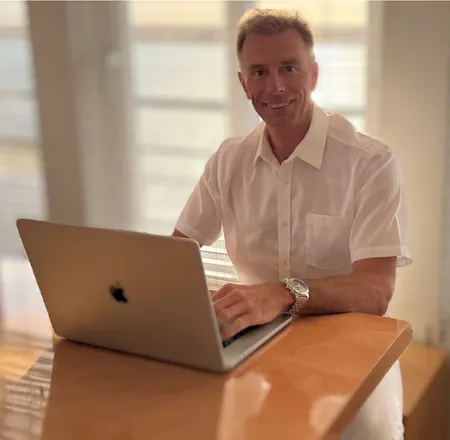 Ich am tisch mit dem Mac