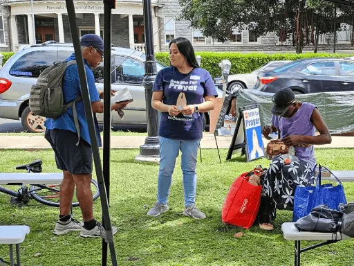 4. People coming in c 512x384 c