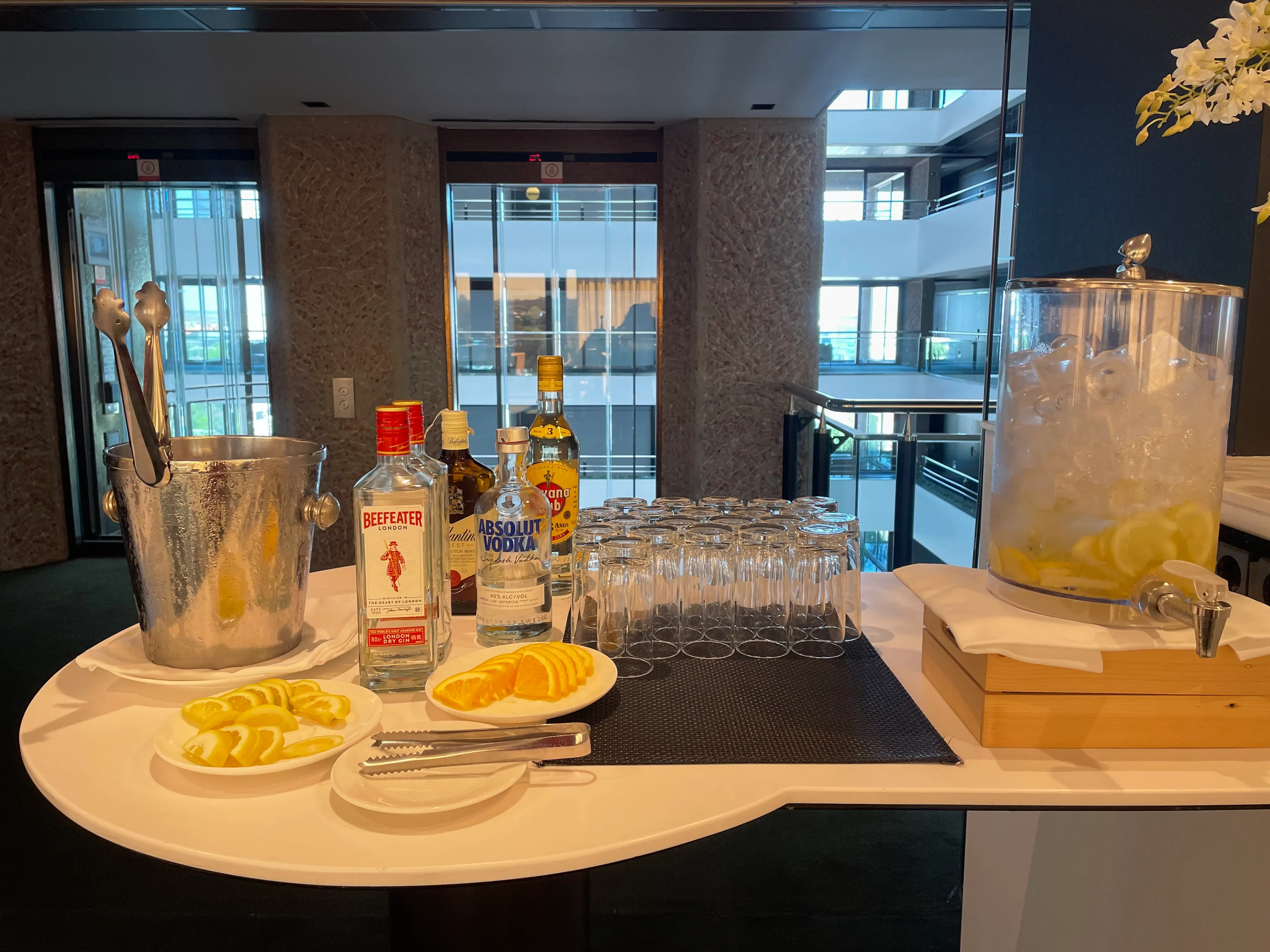 happy hour executive lounge Hilton Madrid Airport