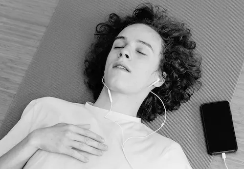 Deelnemer volgt thuis een online breathworksessie
