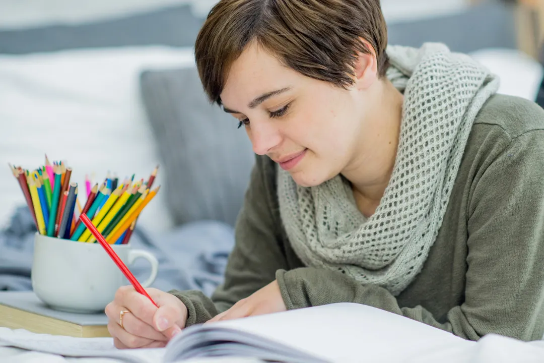 relaxed woman colouring, relaxation therapy, mindfuless
